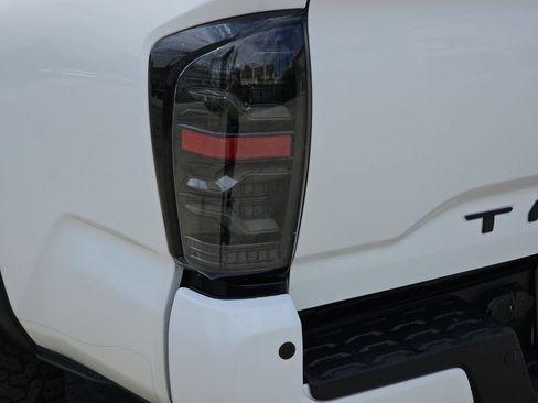 Used 2022 Toyota Tacoma TRD Sport w/ Technology Package AWD/4WD image 32