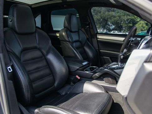Used 2015 Porsche Cayenne Turbo AWD/4WD image 17