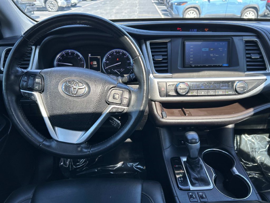 Used 2019 Toyota Highlander XLE FWD image 16
