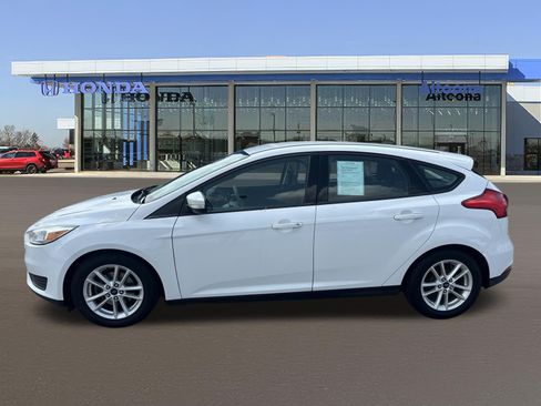 Used 2015 Ford Focus SE FWD image 2