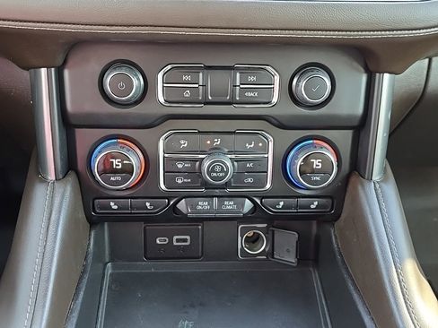 Used 2022 Chevrolet Suburban LT w/ Luxury Package image 20