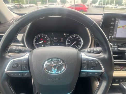 Used 2021 Toyota Highlander XLE AWD/4WD image 11