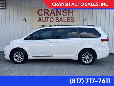 Used 2014 Toyota Sienna LE image 1