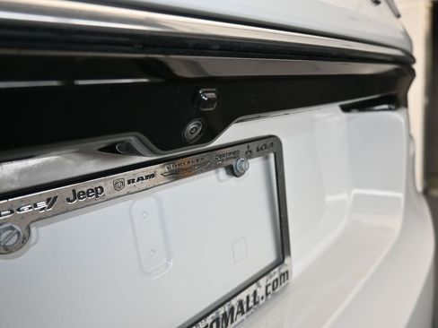 Used 2023 Jeep Wagoneer L Series III w/ Preferred Equipment Group image 39