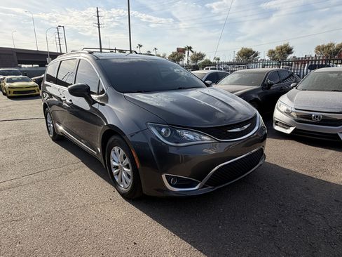 Used 2017 Chrysler Pacifica Touring-L FWD image 3