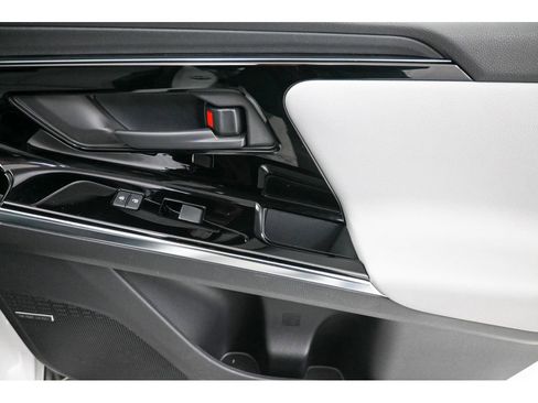 Used 2023 Subaru Solterra AWD image 17