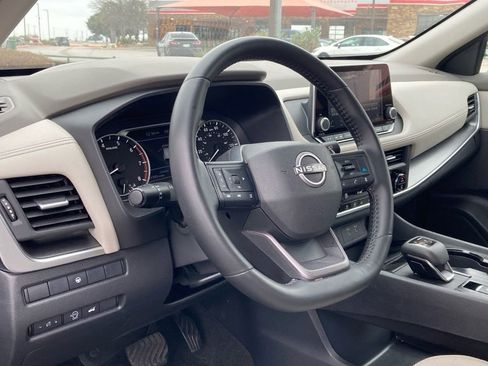 Used 2025 Nissan Rogue SV image 9