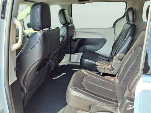 Used 2023 Chrysler Pacifica Touring-L FWD image 20