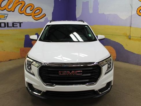 Used 2024 GMC Terrain SLE w/ Driver Convenience Package FWD image 3