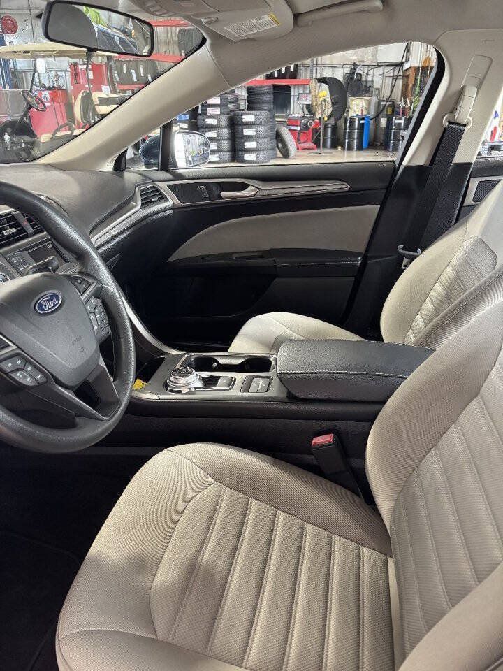 Used 2018 Ford Fusion S FWD image 4