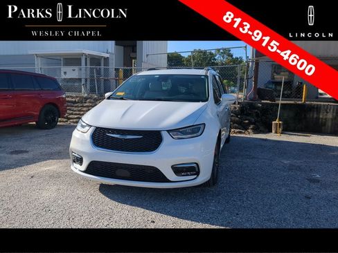 Used 2021 Chrysler Pacifica Touring-L w/ Uconnect Theater Family Group FWD image 9