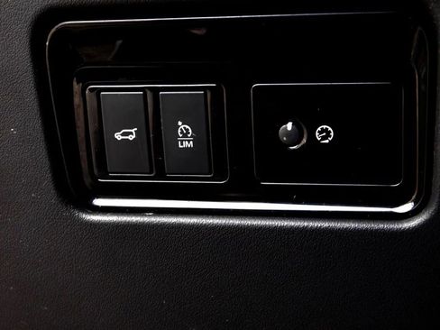 Used 2019 Jaguar F-PACE Premium image 24