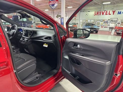 New 2026 Chrysler Pacifica Select image 37
