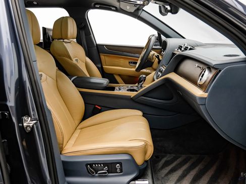 Used 2023 Bentley Bentayga Extended Wheelbase AWD/4WD image 46