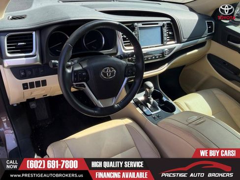 Used 2017 Toyota Highlander XLE FWD image 3