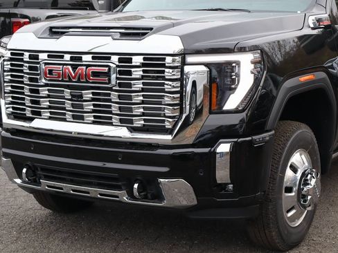 New 2026 GMC Sierra 3500 Denali w/ Denali Reserve Package AWD/4WD image 4