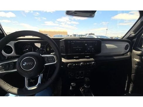 Used 2025 Jeep Wrangler Unlimited Sahara AWD/4WD image 8
