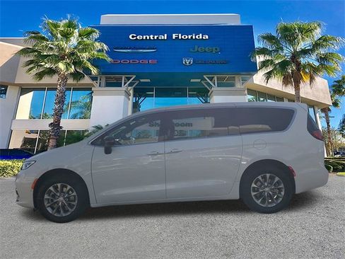 New 2026 Chrysler Pacifica Limited w/ Uconnect Theater Family Group image 8