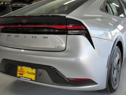 Certified 2025 Toyota Prius LE image 18