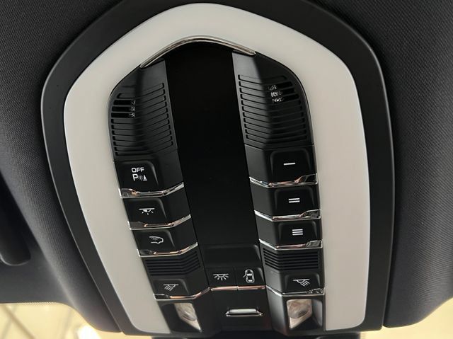 Used 2021 Porsche Macan AWD/4WD image 41
