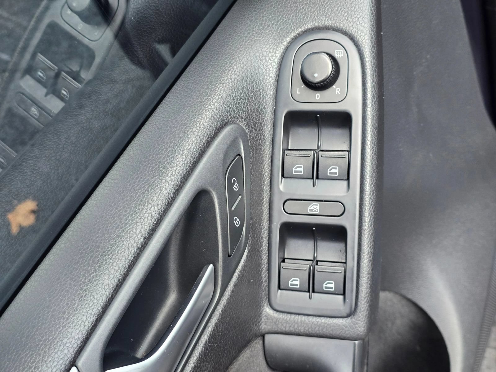 Used 2014 Volkswagen Golf 4-Door FWD image 24