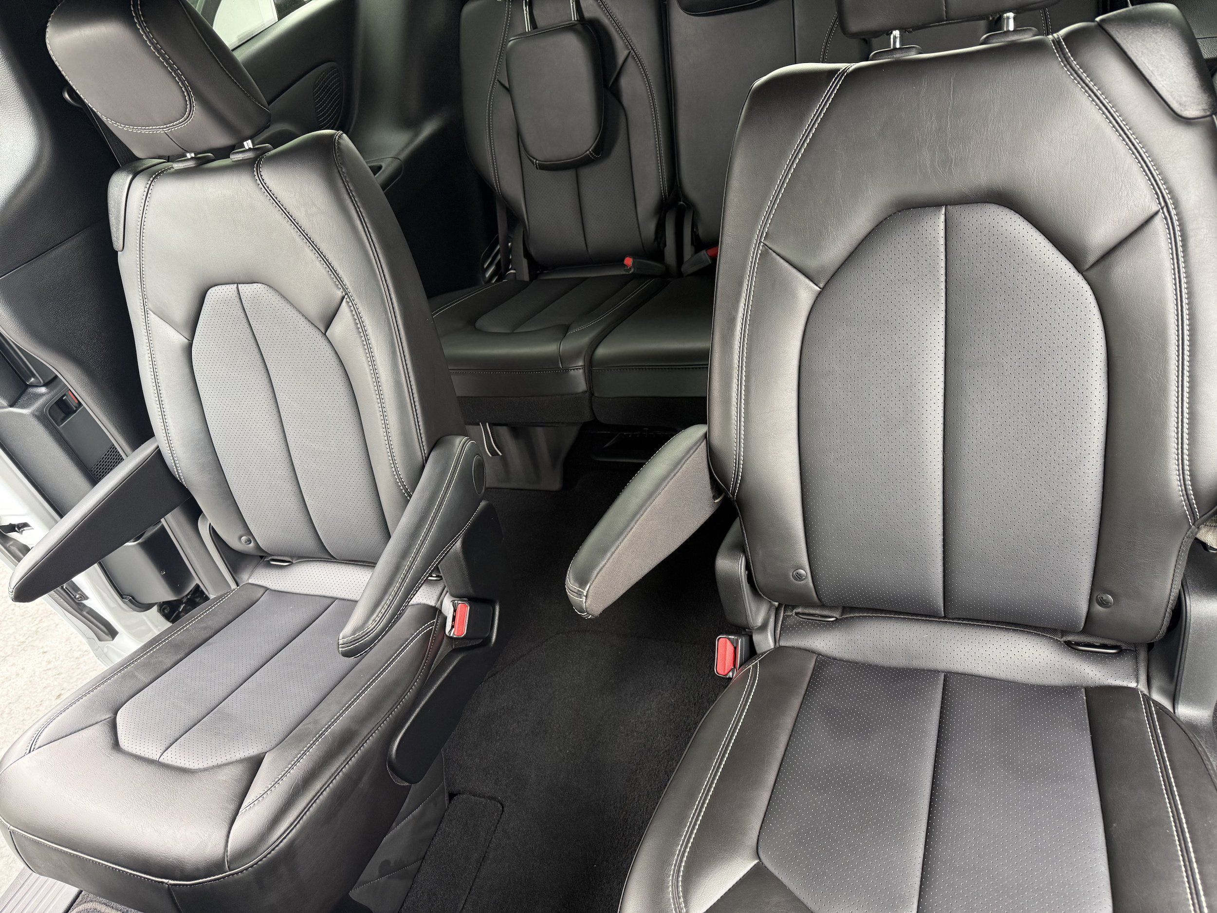 Used 2025 Chrysler Pacifica Select FWD image 17