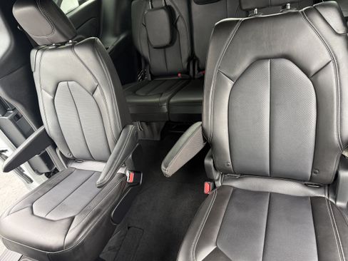 Used 2025 Chrysler Pacifica Select FWD image 17