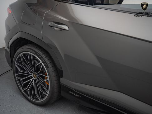 Used 2025 Lamborghini Urus SE image 7