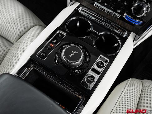 Used 2022 Rolls-Royce Cullinan w/ Cullinan Package AWD/4WD image 32