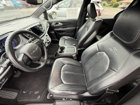 Used 2018 Chrysler Pacifica Touring-L Plus w/ S Appearance Package FWD image 9
