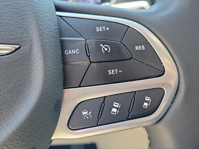 Used 2023 Chrysler Pacifica Touring-L FWD image 24