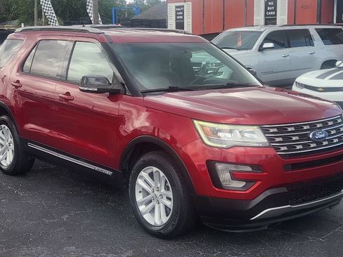 Used 2017 Ford Explorer XLT w/ Equipment Group 202A FWD image 8