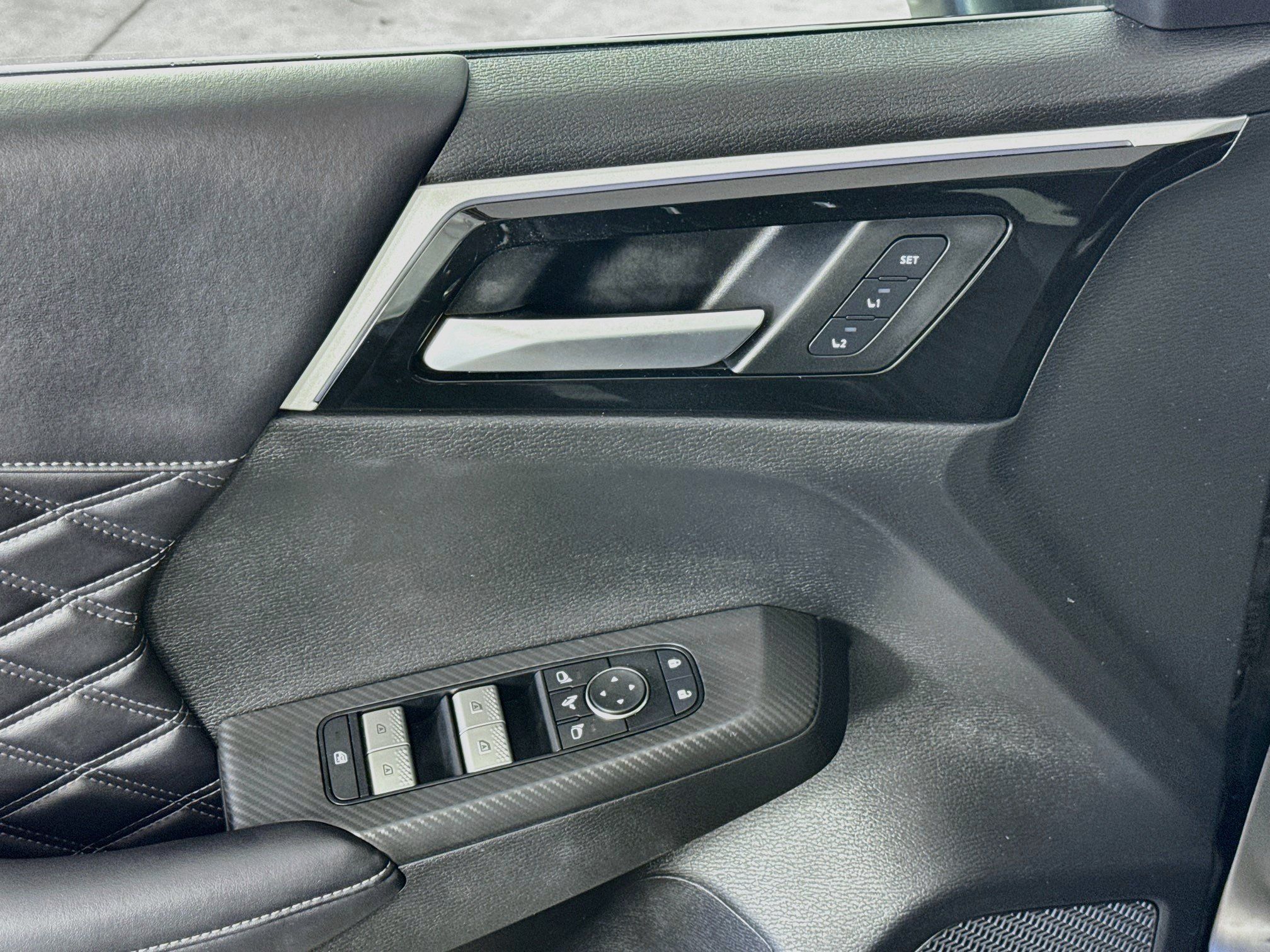 Used 2025 Mitsubishi Outlander 4WD Plug-In Hybrid image 18
