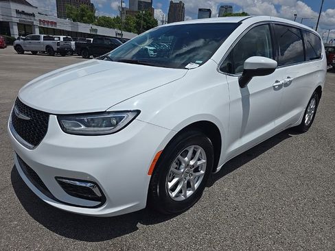 Used 2023 Chrysler Pacifica Touring-L FWD image 7