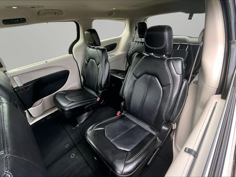 Used 2024 Chrysler Pacifica Touring-L FWD image 18