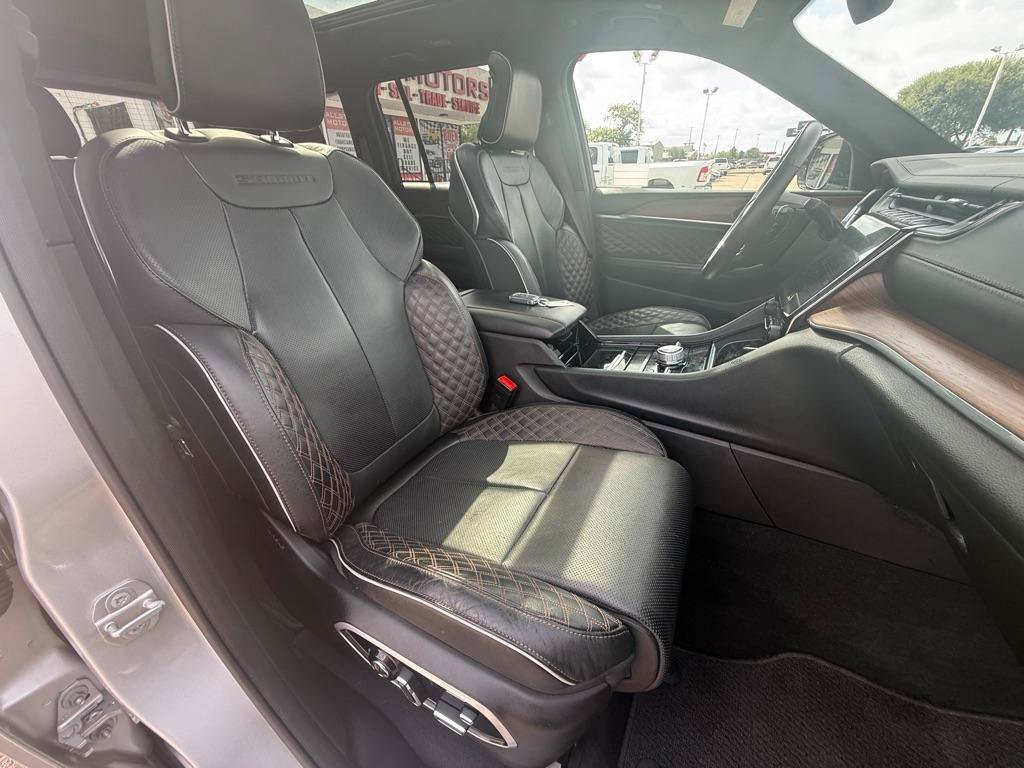 Used 2025 Jeep Grand Cherokee Summit w/ Obsidian Package AWD/4WD image 19