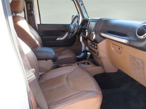 Used 2017 Jeep Wrangler Unlimited Sahara w/ Dual Top Group image 27