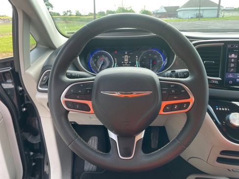 Used 2023 Chrysler Pacifica Touring-L FWD image 24