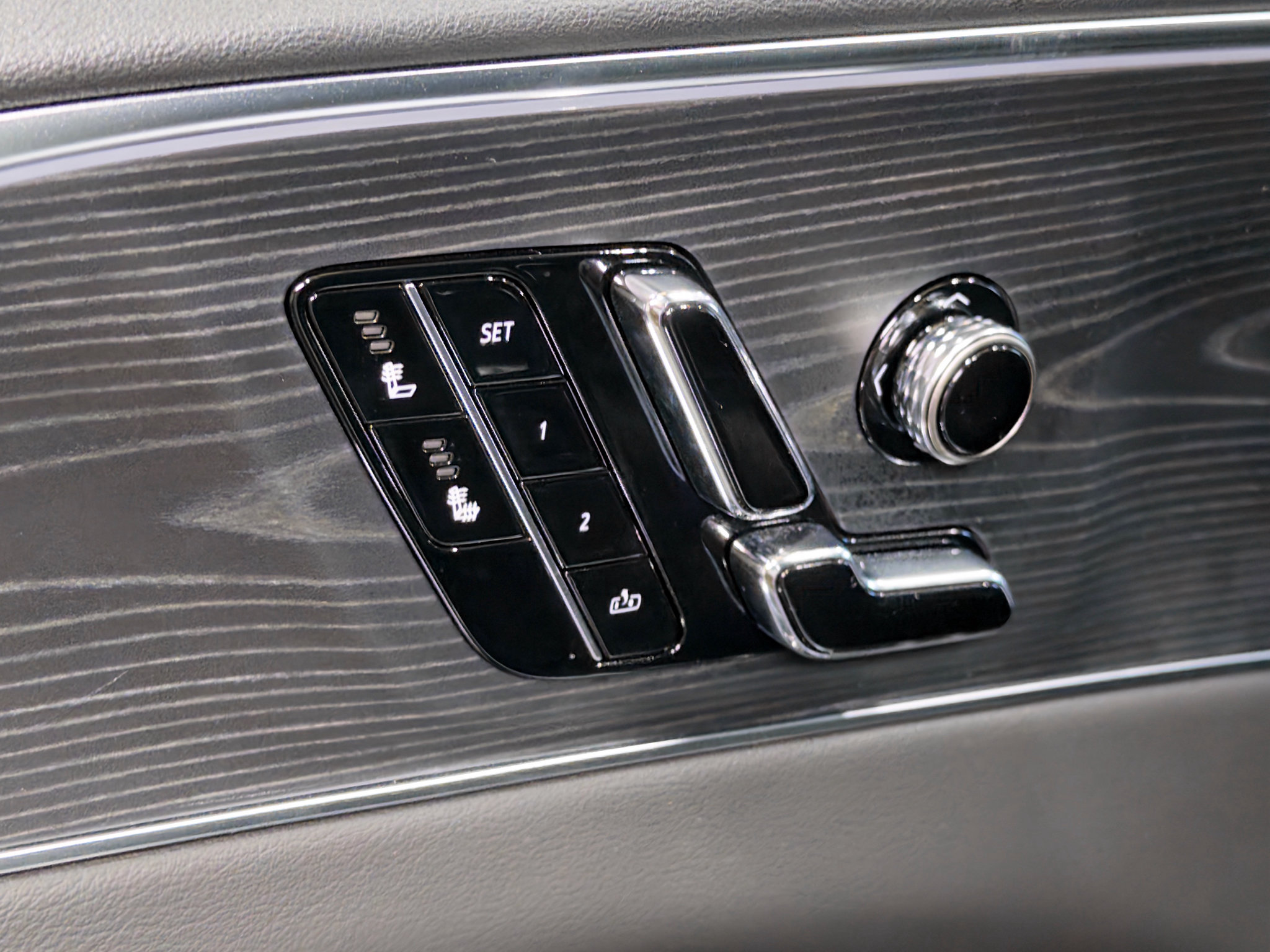 Used 2025 Cadillac Lyriq Luxury AWD/4WD image 6