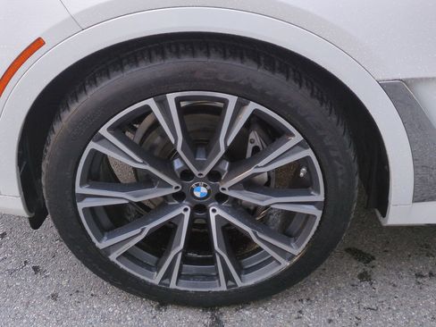 Used 2022 BMW X7 xDrive40i w/ Premium Package image 11