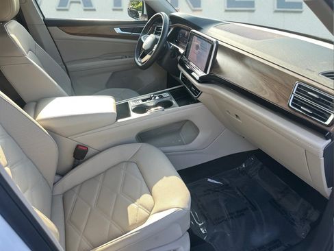 Used 2024 Volkswagen Atlas SE AWD/4WD image 17