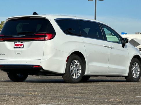 New 2026 Chrysler Pacifica Select image 4