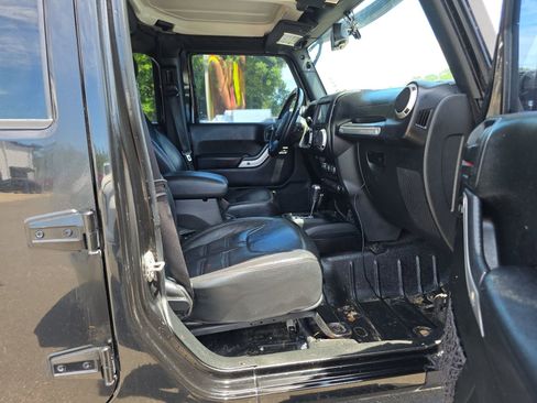 Used 2018 Jeep Wrangler Unlimited Rubicon w/ Cold Weather Group AWD/4WD image 13