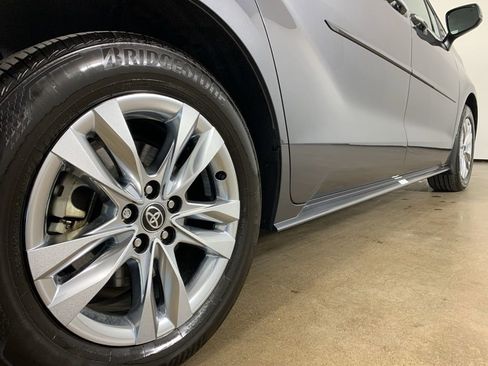 Used 2025 Toyota Sienna XLE w/ XLE Plus Package image 9