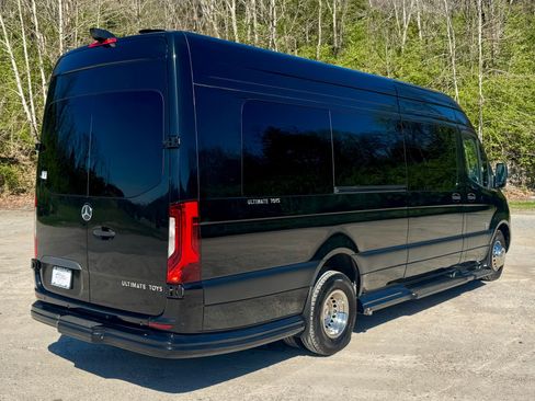 Used 2024 Mercedes-Benz Sprinter 3500 image 3