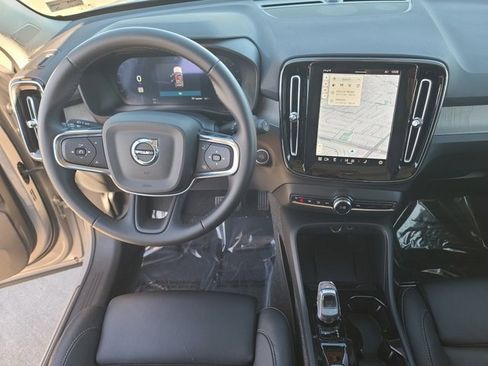 Used 2025 Volvo XC40 B5 Plus image 18
