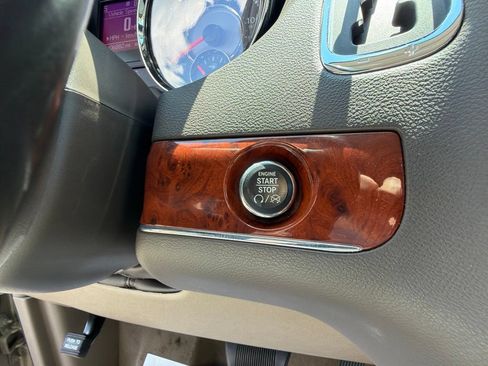 Used 2013 Chrysler Town & Country Touring-L w/ Driver Convenience Group FWD image 33