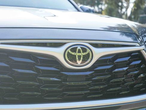 Used 2020 Toyota Highlander L AWD/4WD image 11