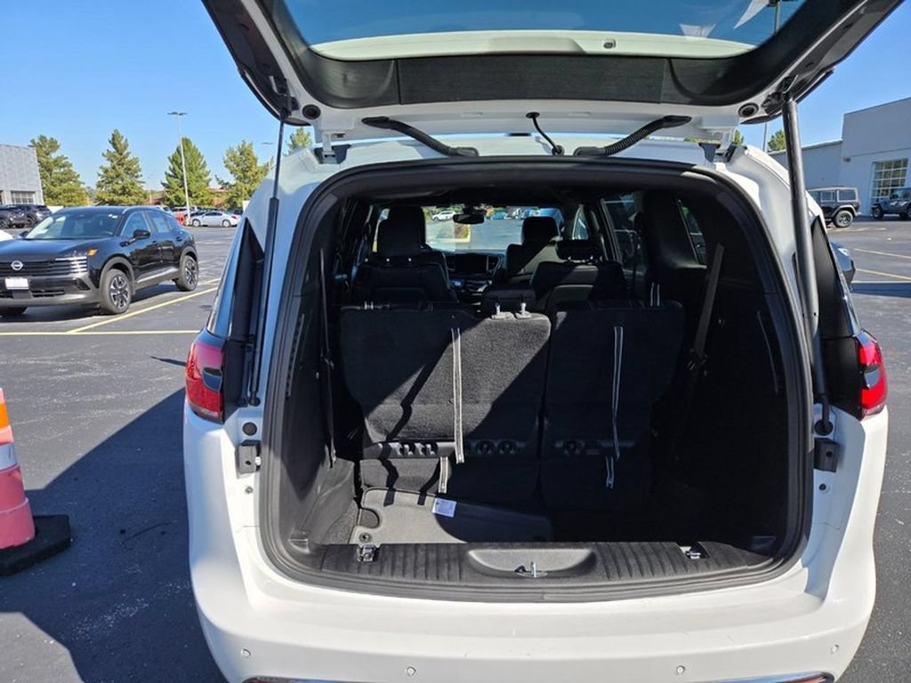 Used 2026 Chrysler Pacifica Select FWD image 6