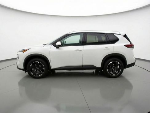 Used 2025 Nissan Rogue SV image 3